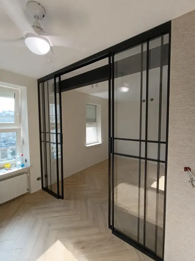 Stalowo szklana zabudowa loftowa w dużym formacie